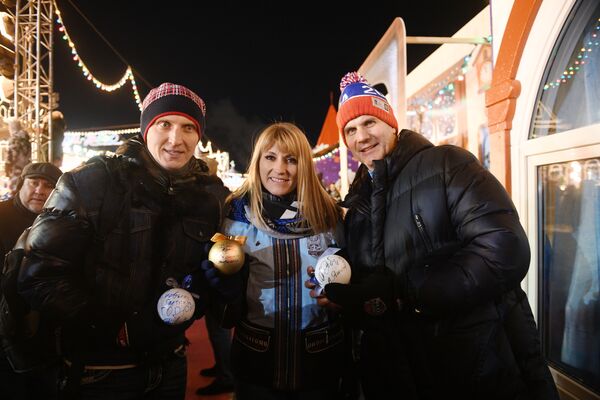 Иван Скобрев, Светлана Журова и Алексей Яшин на открытии ГУМ-катка на Красной площади в Москве