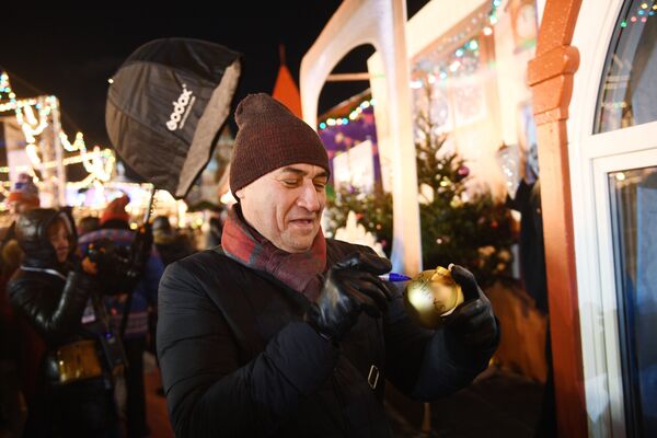 Актёр Камиль Ларин на открытии ГУМ-катка на Красной площади в Москве
