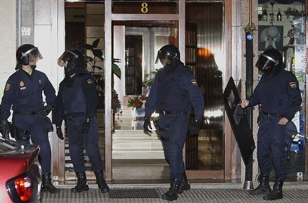 Известный испанский судья Бальтасар Гарсон (Baltasar Garzon) отдал в среду распоряжение арестовать трех человек в рамках операции Тройка