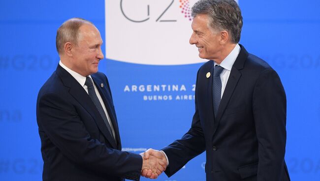 Президент РФ Владимир Путин и президент Аргентины Маурисио Макри во время церемонии встречи глав делегаций государств-участников Группы двадцати. 30 ноября 2018