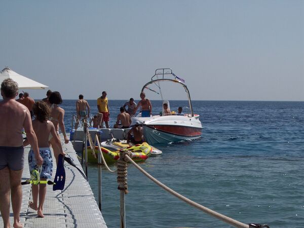 Моторная лодка в Красном море в Шарм-Эль-Шейхе