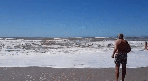 Аргентинский рыбак спасает тонущих в море девочек (скриншот видео)