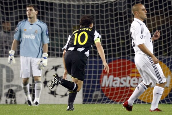 Алессандро Дель Пьеро (в центре) празднует гол в ворота Реала в матче Лиги чемпионов