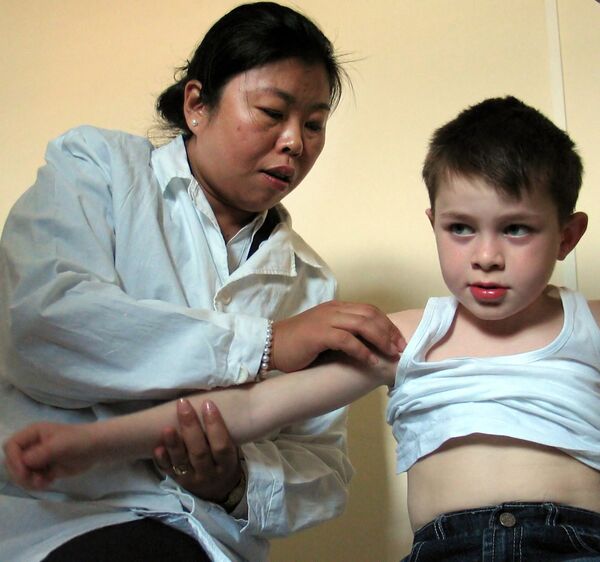 Китайские врачи осматривают детей, пострадавших при теракте в Беслане