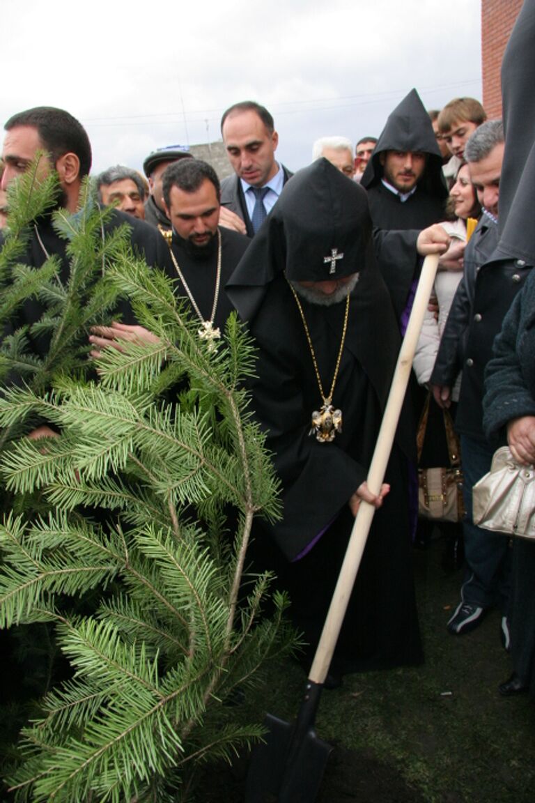 Католикос всех армян Гарегин II во дворе храма Святой Великомученицы Рипсиме   