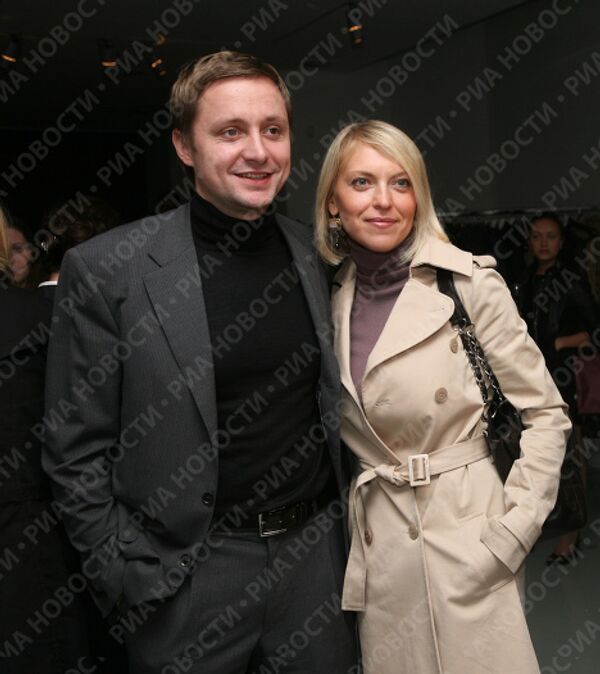 Актер Артем Михалков с супругой