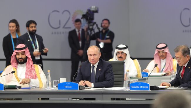 Президент РФ Владимир Путин во время беседы глав делегаций государств-участников Группы двадцати на саммите G20. 30 ноября 2018
