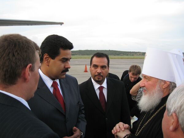 Митрополит Кирилл и министр иностранных дел Венесуэлы (высокий усатый) - встреча в аэропорту Каракаса