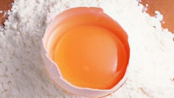 В Великий Четверг верующие готовят пасхальные куличи и начинают красить пасхальные яйца.