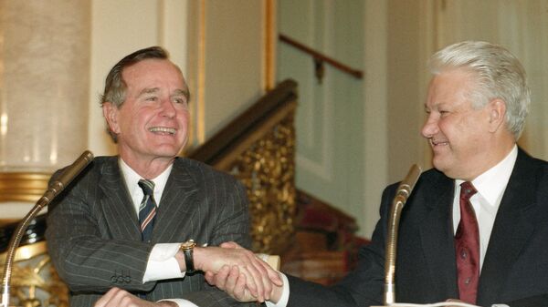Президент РФ Борис Ельцин и президент США Джордж Буш после подписания российско-американского договора о дальнейшем сокращении и ограничении стратегического наступательного вооружения