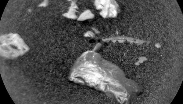 Предмет, похожий на блестящий самородок, обнаруженный марсоходом Curiosity