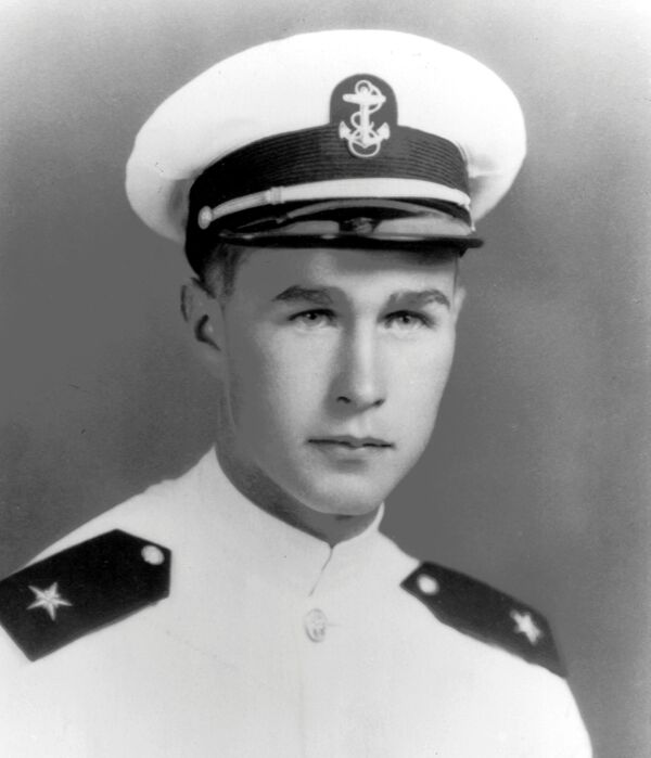Будущий президент США Джордж Герберт Уокер Буш во время учебы в военной академии в 1943 году