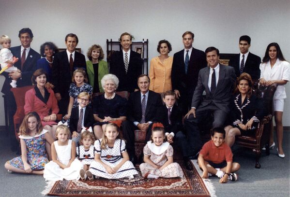 Совместное фото семьи Бушей