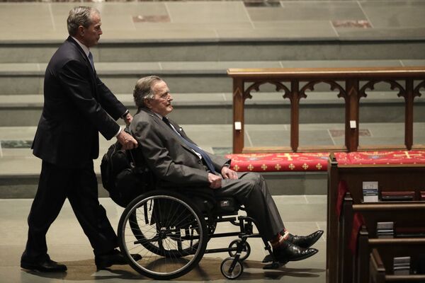 Бывшие президенты Джордж У. Буш и его отец Джордж Г. У. Буш на похоронах Барбары Буш  в Епископальной церкови Св. Мартина, Хьюстон, США. 21 апреля 2018 