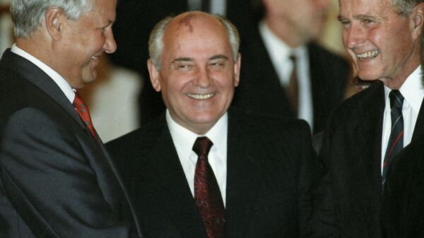 Президент РСФСР Борис Ельцин, президент СССР Михаил Горбачев и и президент США Джордж Буш беседуют на официальном обеде в Кремле. 1991