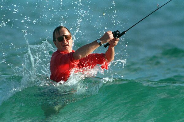 Президент США Джордж Герберт Уокер Буш во время рыбалки. 1988