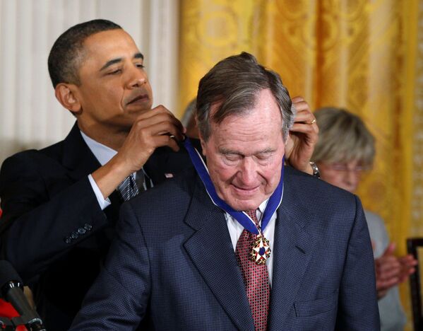 Президент США Барак Обама награждает медалью Свободы бывшего президента США Джорджа Г. У. Буш в Белом доме в Вашингтоне. 15 февраля 2011