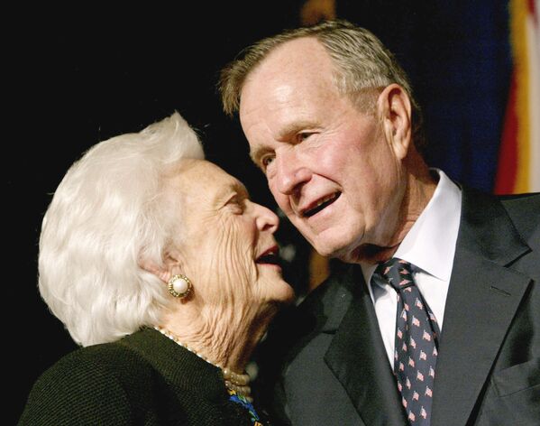 Бывший президент США Джордж Герберт Уокер Буш со своей женой Барбарой. 2002