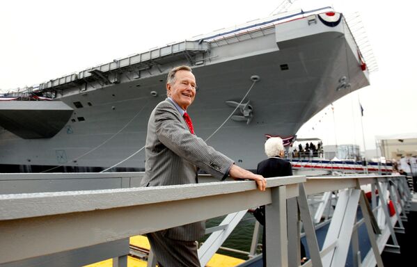 Бывший президент США Джордж Буш-старший на церемонии спуска на воду авианосца ВМС США, названного в его честь. 7 октября 2006