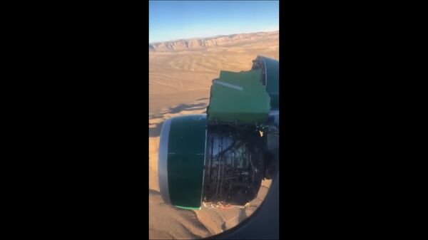 Пассажир снял, как у Airbus 320 начала отваливаться обшивка двигателя