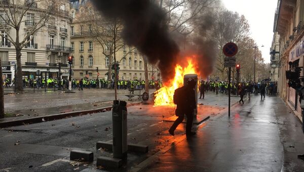 Протесты во Франции проходят против повышения цен на бензин. 1 декабря 2018