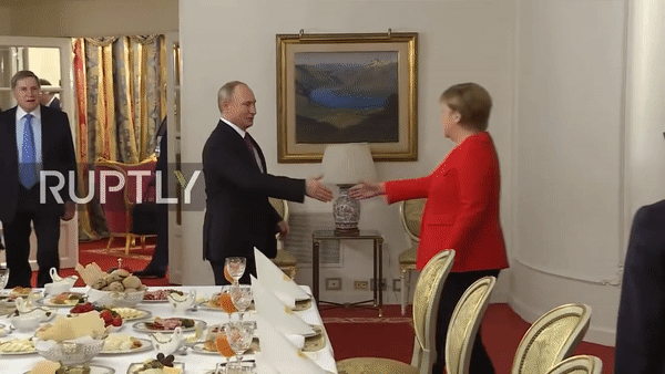 Опубликовано видео с рабочего завтрака Путина и Меркель