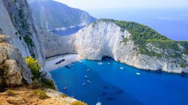 В Греции на всемирно известном пляже обрушилась скала