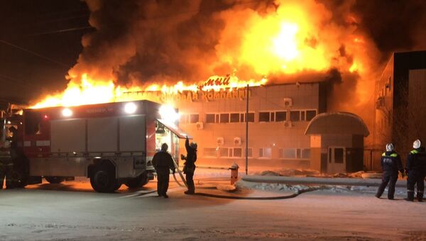 Пожар в здании складского помещения с мебелью в Нижневартовске. 1 декабря 2018