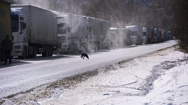 Грузовые автомобили на обочине Военно-Грузинской дороги