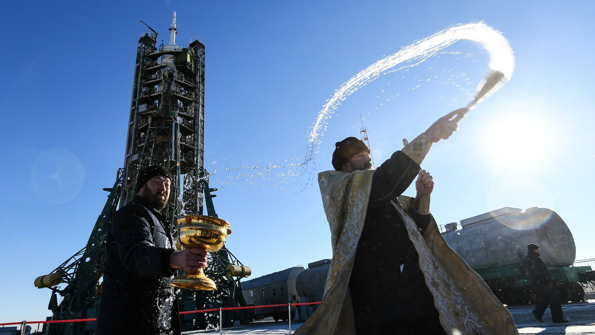 Священнослужитель проводит обряд освящения ракеты-носителя Союз-ФГ перед запуском на космодроме Байконур. 2 декабря 2018 - РИА Новости, 1920, 02.08.2022