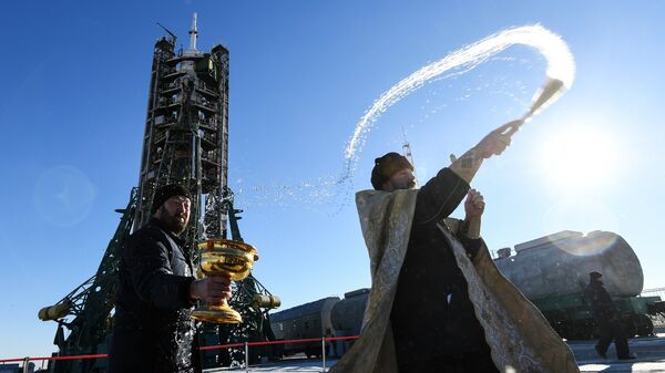 Священнослужитель проводит обряд освящения ракеты-носителя Союз-ФГ перед запуском на космодроме Байконур. 2 декабря 2018