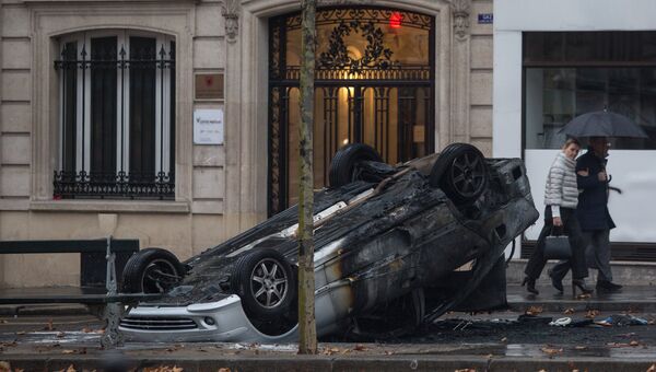 Автомобиль, сгоревший во время протестной акции движения автомобилистов желтые жилеты в Париже. 1 декабря 2018