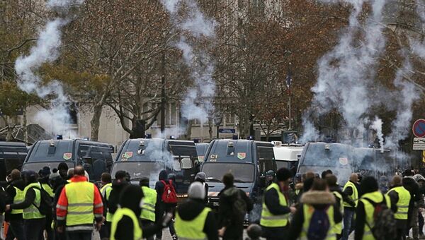 Акция протеста автомобилистов жёлтые жилеты в Париже. Архивное фото