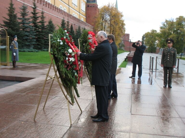 Вице-мэр Москвы Валерий Виноградов, президент Дагестана Муху Алиев у Вечного огня 