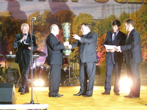 Муху Алиеву вручается Гран-при выставки Золотая осень
