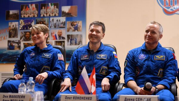Члены основного экипажа МКС-58/59 на пресс-конференции перед стартом ракеты-носителя Союз-ФГ. 2 декабря 2018