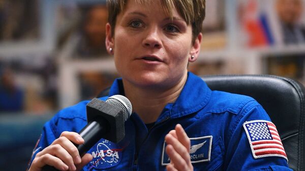 Член основного экипажа МКС-58/59 астронавт НАСА Энн МакКлейн на пресс-конференции перед стартом ракеты-носителя Союз-ФГ. 2 декабря 2018