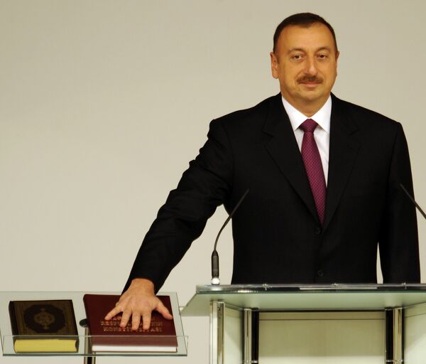 Ильхам Алиев в ходе церемонии инаугурации принес клятву на Конституции Азербайджана