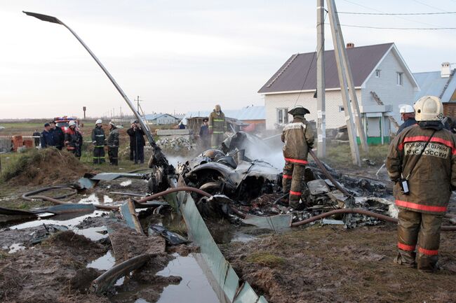 На месте падения вертолета Ми-8 под Казанью