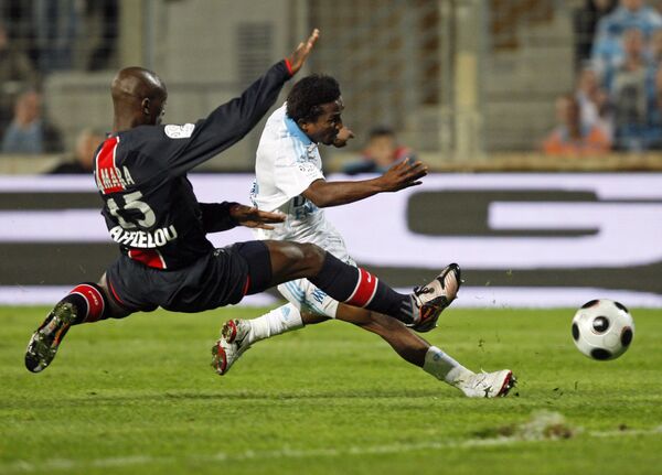 Игрок Марселя Бакари Коне против Зумана Камара из ПСЖ в матче чемпионата Франции