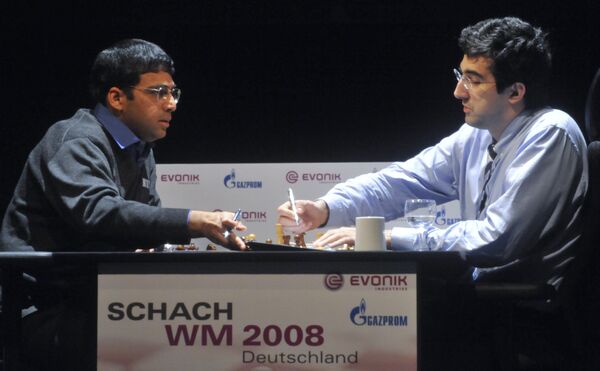 Владимир Крамник (справа) подписывает мирное соглашение в 9-й партии матча за звание чемпиона мира с Виши Анандом