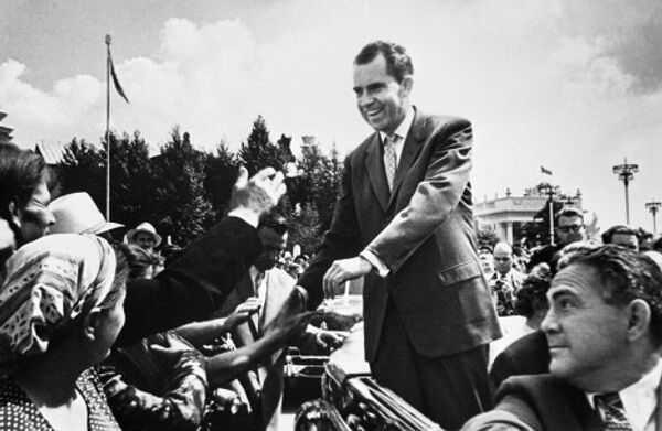 Никсон отвечает на приветствия москвичей