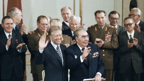 Генеральный секретарь ЦК КПСС Леонид Брежнев (справа на переднем плане) и Президент США Джимми Картер (слева на переднем плане) перед подписанием советско-американских документов об ограничении стратегических наступательных вооружений