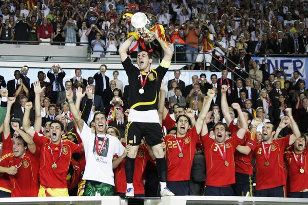 Капитан сборной Испании Икер Касильяс (в цетре с кубком) вместе с партнерами празднует победу в чемпионате Европы по футболу