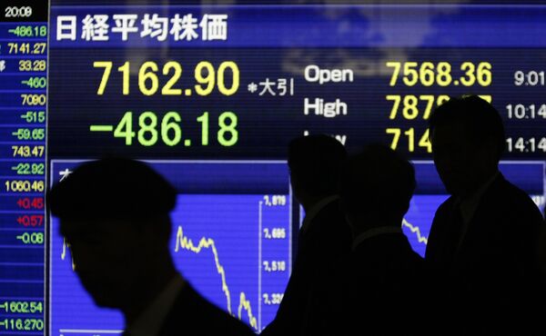 Показатели биржевых индексов на экране в Токио