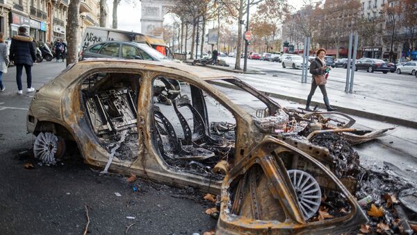 Сгоревший автомобиль в центре Парижа в ходе акции протеста желтых жилетов. Архивное фото