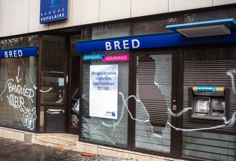 Разбитые витрины французского банка BRED Banque Populaire в центре Парижа в ходе акции протеста желтых жилетов. 2 декабря 2018 Разбитые витрины французского банка BRED Banque Populaire в центре Парижа в ходе акции протеста желтых жилетов. 2 декабря 2018