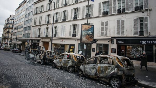 Сгоревшие автомобили в центре Парижа в ходе акции протеста желтых жилетов. 2 декабря 2018