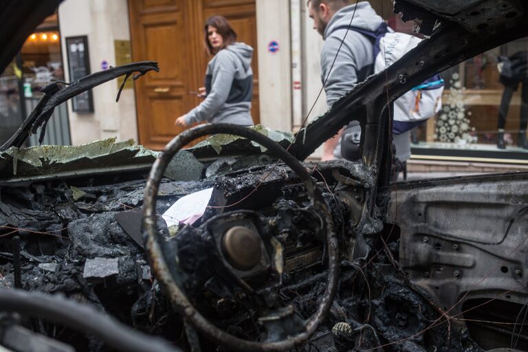 Сгоревший автомобиль в центре Парижа в ходе акции протеста желтых жилетов. 2 декабря 2018 Сгоревший автомобиль в центре Парижа в ходе акции протеста желтых жилетов. 2 декабря 2018