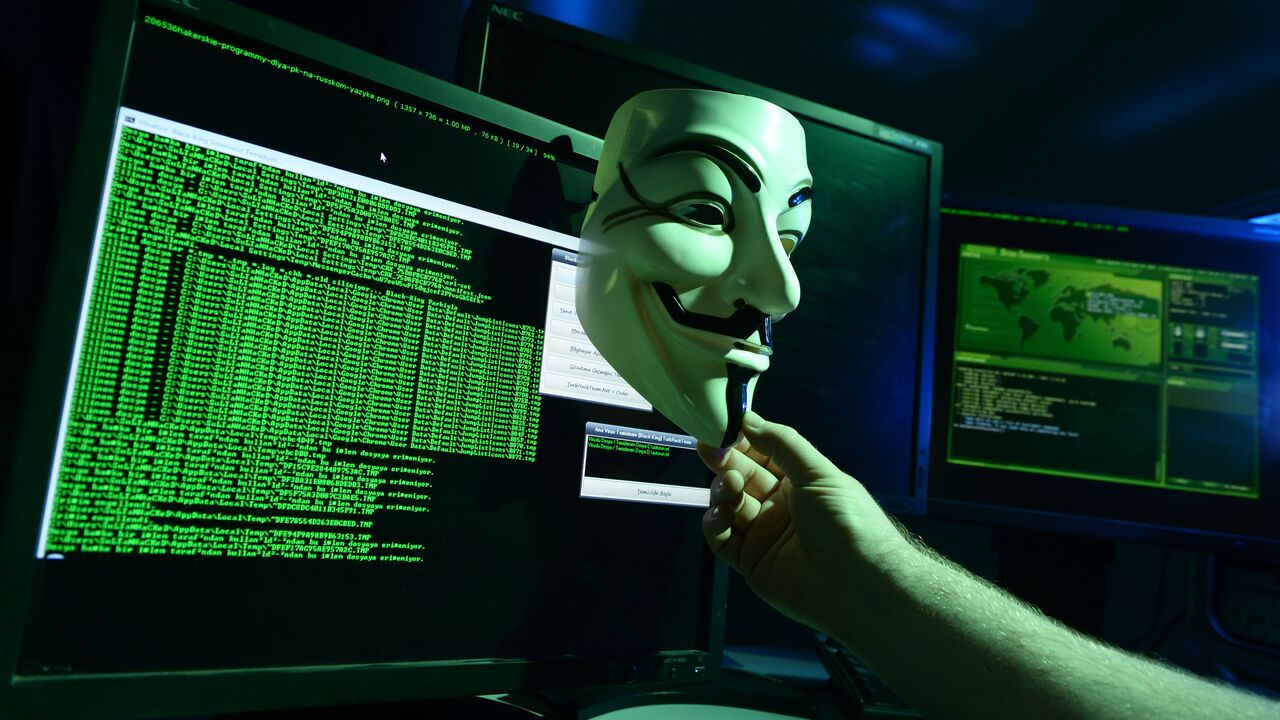 Хакеры из Anonymous объявили России "кибервойну"